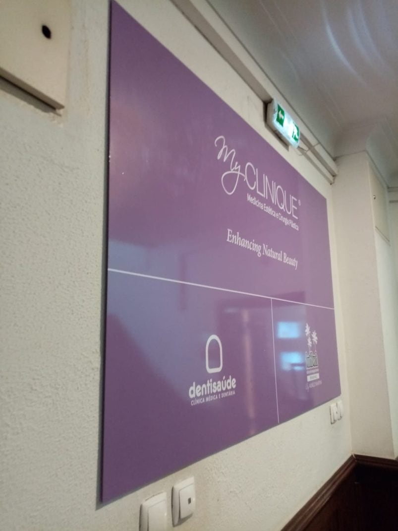 Clínica MyCLINIQUE com sinalização de saúde dental e estética.