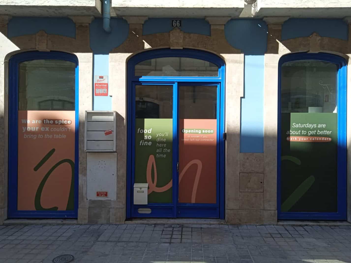 Fachada do Café Copianço com janelas decoradas e porta azul.