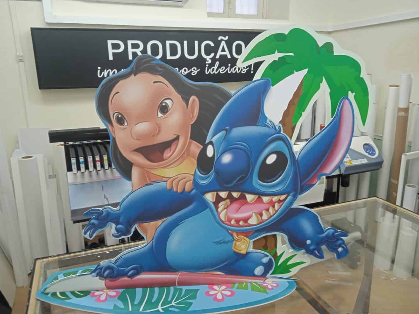 Personagem de desenho animado azul com sorriso, surfando em prancha, ao lado de menina sorridente, c.