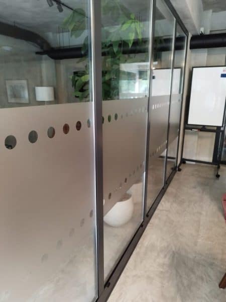 Vinil aplicado em tapumes de escritório na Amorim Luxury Comporta.