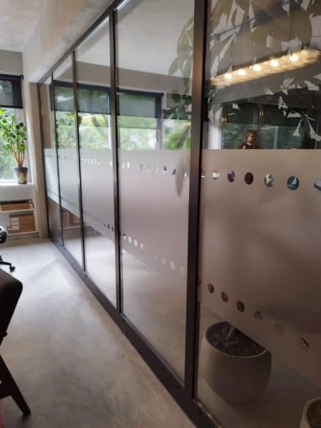 Vidro aplicado em tapumes com design decorativo na Amorim Luxury Comporta.