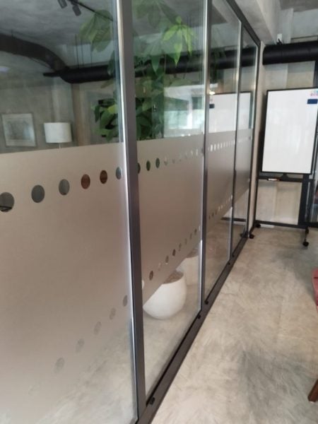 Vinil aplicado em tapumes com design moderno na Amorim Luxury Comporta.