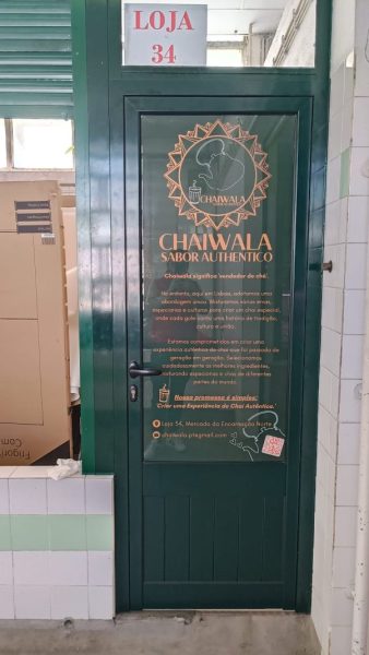 Porta com sinalização do restaurante Chawlaia Sabor Autêntico.