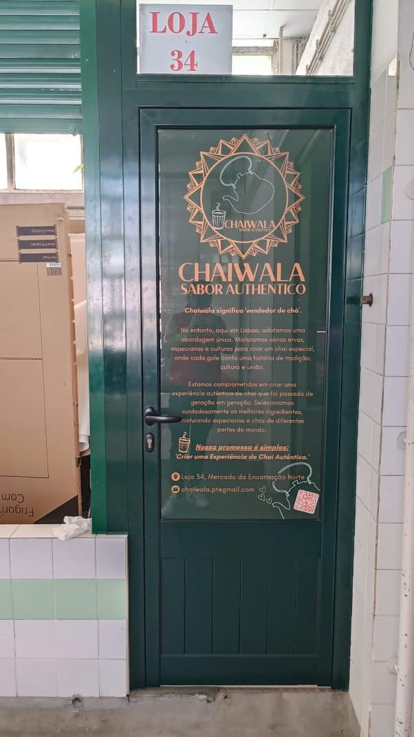 Porta com sinalização do restaurante Chawlaia Sabor Autêntico.