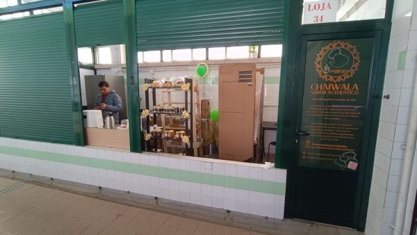 Vitrine de loja com produtos artesanais e caixas de armazenamento, localizada em mercado com ambient.