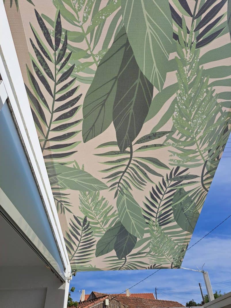 Estampa de folhas tropicais no teto, ideal para decoração moderna e natural.