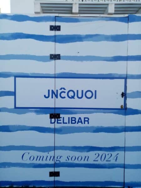 Vinil aplicado em tapumes com design azul e branco na obra Amorim Luxury Comporta.