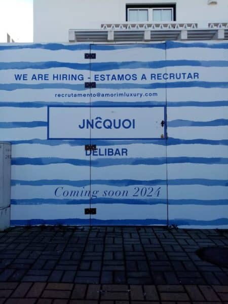 Verniz azul em tapumes de construção na Comporta, promovendo proteção e estética moderna.