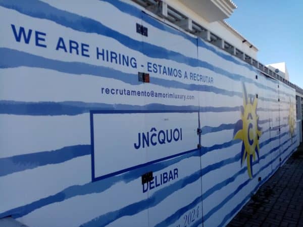 Tapumes com pintura vinílica azul e amarelo na Comporta, promovendo recrutamento.