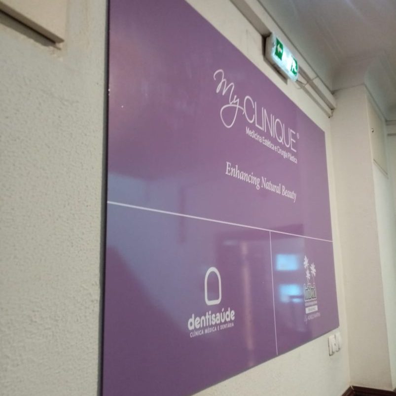 Clínica MyCLINIQUE com sinalização de saúde dental e estética.