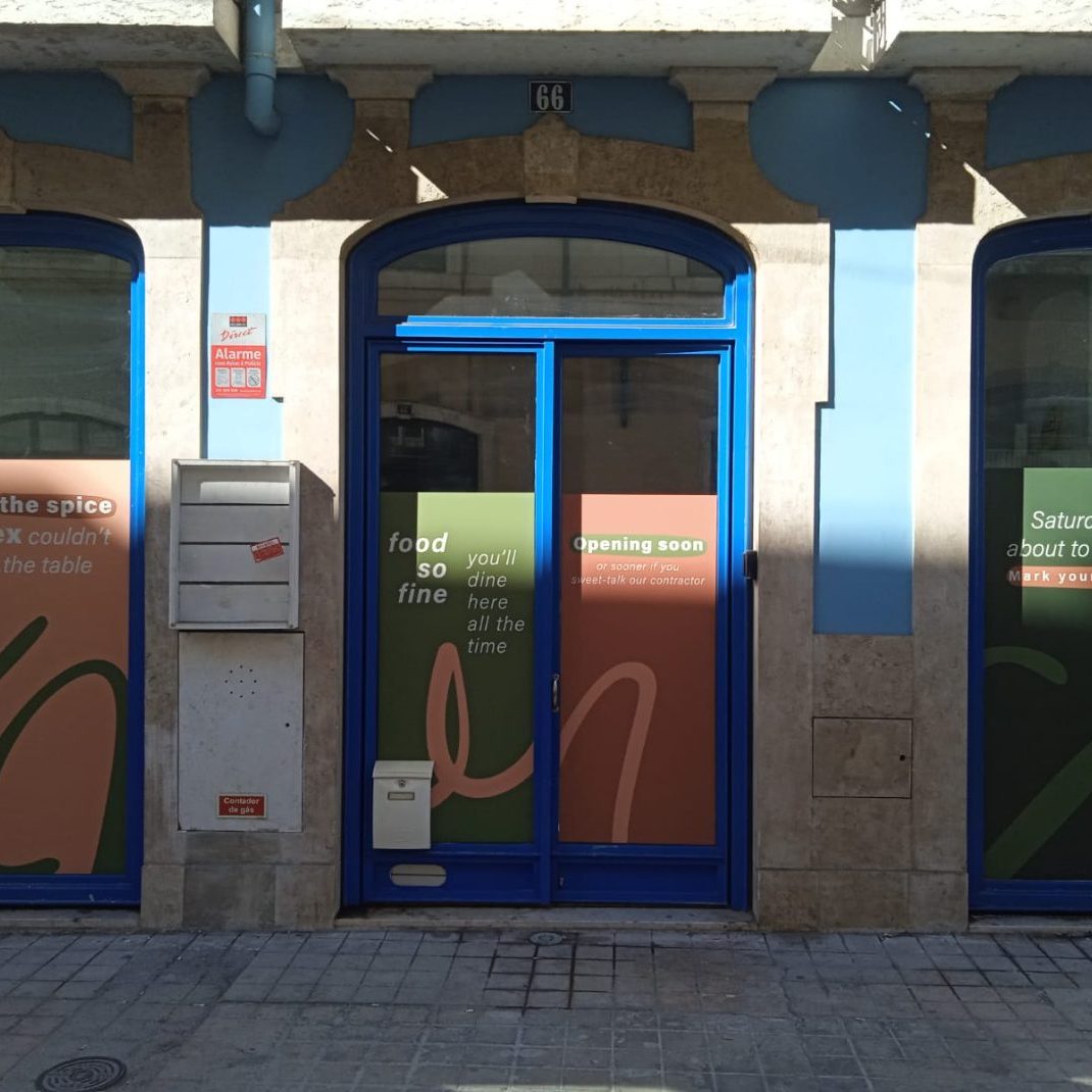 Fachada do Café Copianço com janelas decoradas e porta azul.