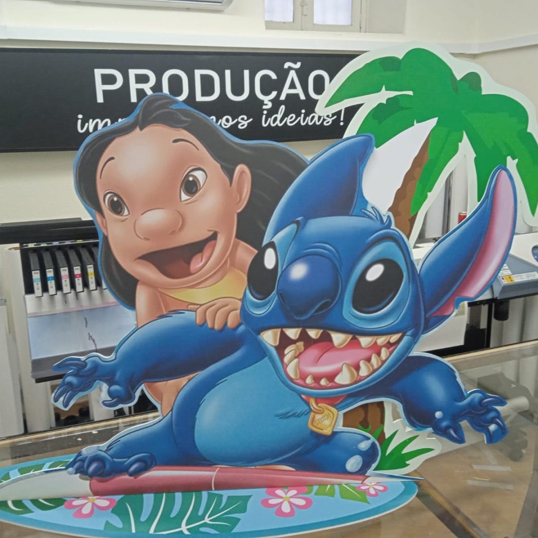 Personagem de desenho animado azul com sorriso, surfando em prancha, ao lado de menina sorridente, c.