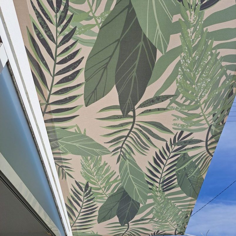 Estampa de folhas tropicais no teto, ideal para decoração moderna e natural.