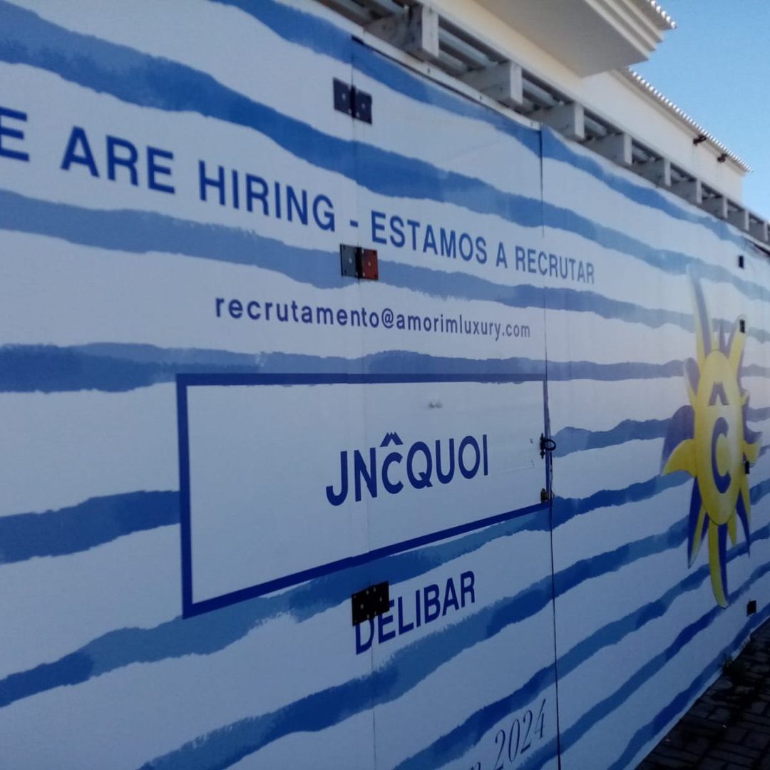 Vinil de recorte aplicado sobre tapumes - Amorim Luxury Comporta antes e depois (7)